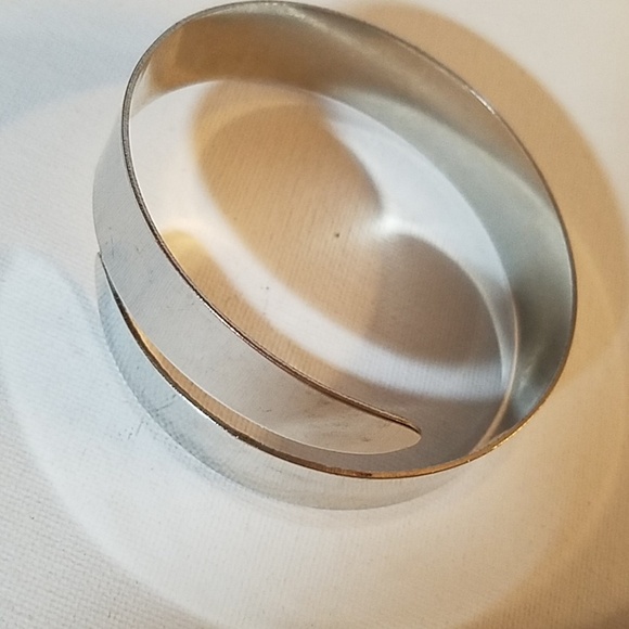 Cuff Bracelet Silver Tone - Picture 2 of 4